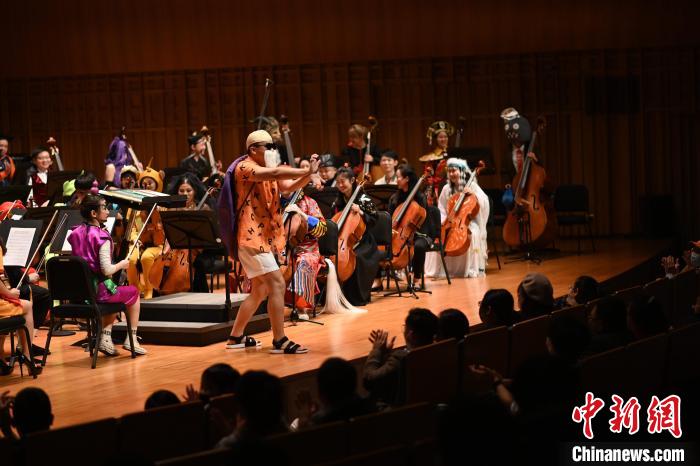 圖為樂(lè)團(tuán)指揮“龜仙人”。　西安交響樂(lè)團(tuán)供圖