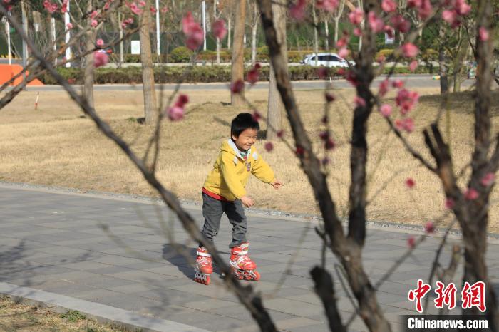 小朋友公園里玩耍。　鄧小強(qiáng) 攝