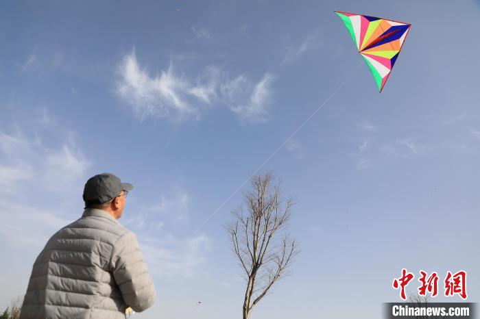 市民在放風(fēng)箏?！∴囆?qiáng) 攝