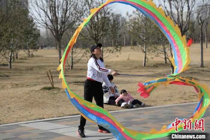 市民在公園里上演彩綢舞?！∴囆?qiáng) 攝