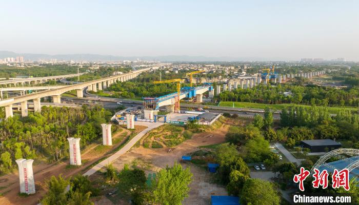 航拍正在建設(shè)的成都至自貢高速鐵路跨成都繞城高速公路連續(xù)梁施工現(xiàn)場?！⒅铱?攝