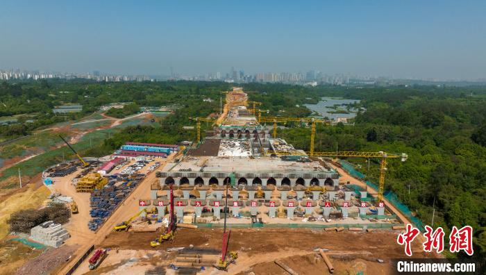 加緊施工建設(shè)的天府站多線橋?！⒅铱?攝