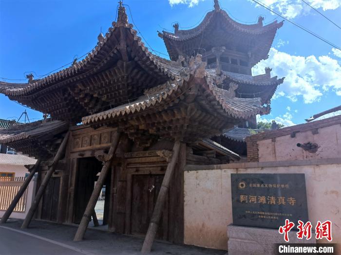 圖為集漢、藏、伊斯蘭風格于一體的700年歷史的全國重點保護文物——阿河灘清真寺?！埡ｖ?攝