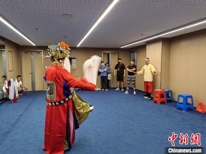 “天下第一團(tuán)”正在進(jìn)行練習(xí)。　昆山市文體廣電和旅游局供圖