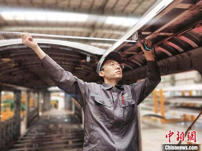 王漢卿在安裝車頂二次骨架吊?！∈茉L者供圖