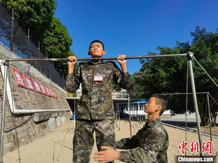 新兵尤云龍正在進(jìn)行器械訓(xùn)練?！●R濤 攝