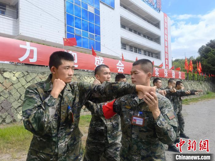 新兵尤云龍(左)不斷向一名合格軍人蛻變。　陳淼 攝