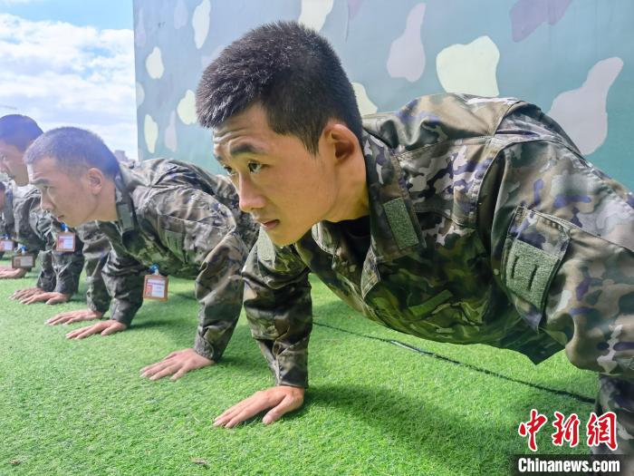 尤云龍正在和戰(zhàn)友進(jìn)行體能訓(xùn)練。　林靖松 攝