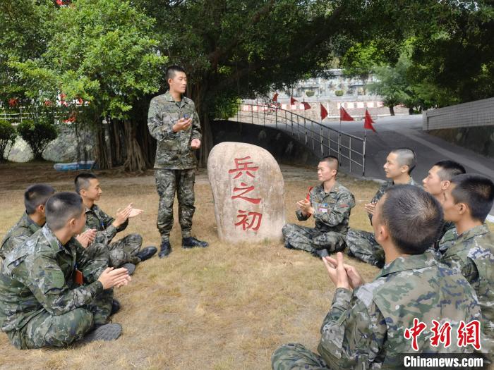 尤云龍為戰(zhàn)友講述父輩保家衛(wèi)國(guó)的故事?！＄姛樋?攝