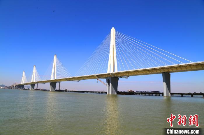 建設(shè)中的珠海金海特大橋?！∶蠎c虎 攝
