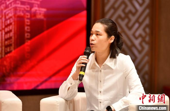 圖為林莉在福建師范大學(xué)分享會(huì)上發(fā)言?！蚊?攝