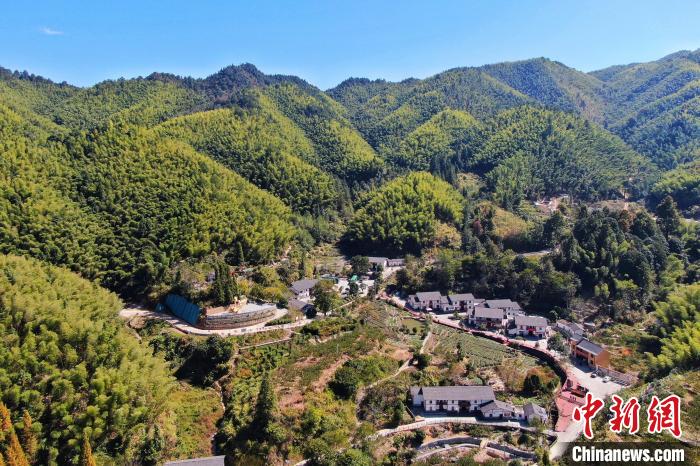 航拍江西井岡山市神山村，青山環(huán)繞，風(fēng)景秀美?！⒘?攝