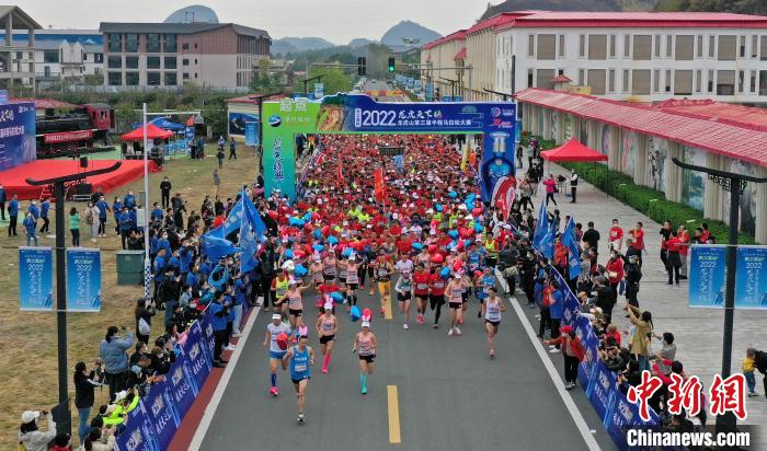 2022年龍虎山半程馬拉松鳴槍開跑?！⒅剧?攝