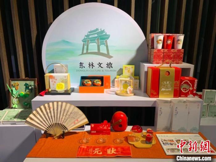 發(fā)展論壇現(xiàn)場展出的無錫城市文創(chuàng)作品。　孫權(quán) 攝