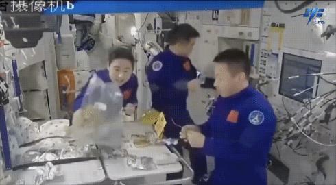 神舟十四號航天員在軌品嘗美食。圖片來源：中國載人航天工程辦公室官方微信