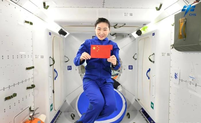 航天員劉洋背后是問天實驗艙睡眠區(qū)。圖片來源：中國載人航天工程辦公室官方微信