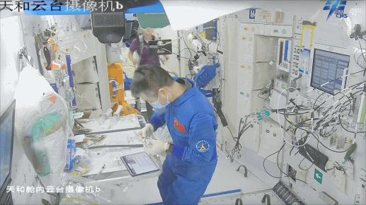 開展水樣微生物檢測。圖片來源：中國載人航天工程辦公室官方微信