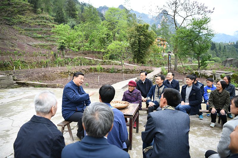 2019年4月15日，習(xí)近平總書(shū)記在重慶石柱土家族自治縣中益鄉(xiāng)華溪村同村民代表、基層干部、扶貧干部、鄉(xiāng)村醫(yī)生等圍坐在一起，共話脫貧攻堅(jiān)。