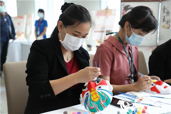 展覽會現(xiàn)場，泰國民眾體驗畫臉譜。人民網記者 趙益普攝