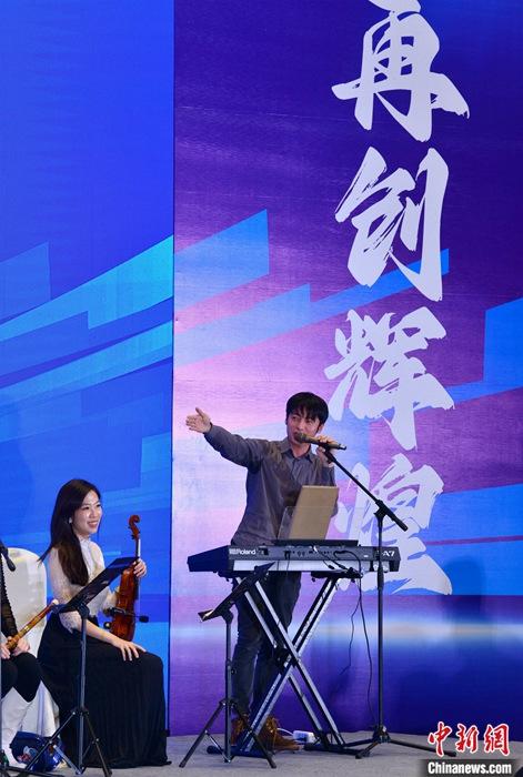 圖為3月9日，福建福州，張家豪(右)與林佳臻在臺(tái)上演出。 <a target='_blank' href='/'><p  align=