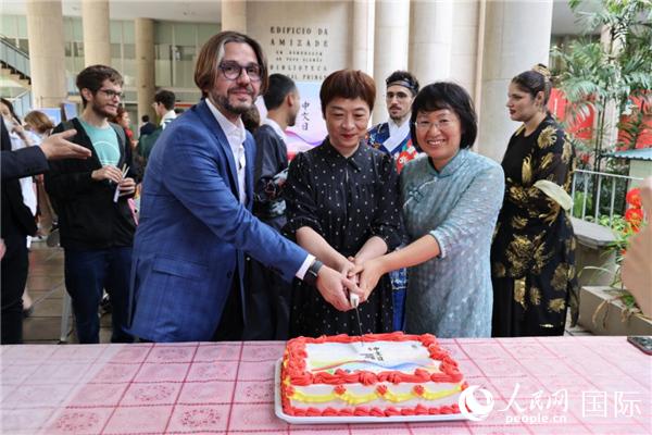 活動現(xiàn)場，田敏總領事與里約天主教大學孔子學院中外方院長共同切蛋糕祝賀中文日活動成功舉辦。人民網(wǎng)記者時元皓 攝