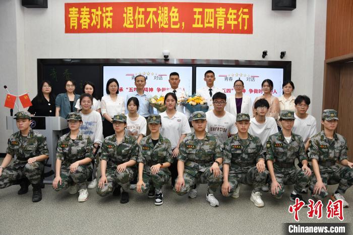 受邀功臣同師生代表合影?！≌闹菔型艘圮娙耸聞?wù)局供圖