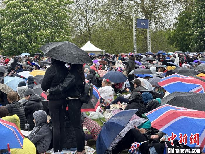 當地時間5月6日，英國國王查爾斯三世的加冕儀式舉行。民眾雨中觀看儀式?！W陽開宇 攝