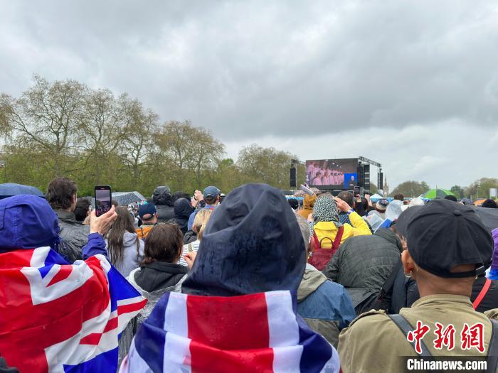 當地時間5月6日，英國國王查爾斯三世的加冕儀式舉行。民眾雨中觀看儀式?！W陽開宇 攝