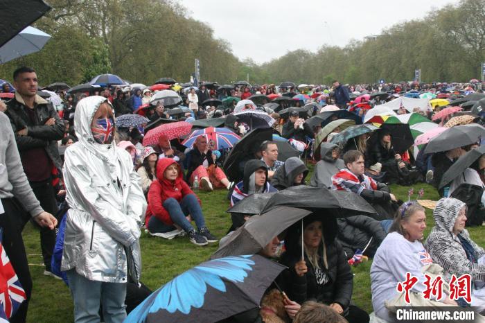 當地時間5月6日，英國國王查爾斯三世的加冕儀式舉行。民眾雨中觀看儀式?！埰?攝