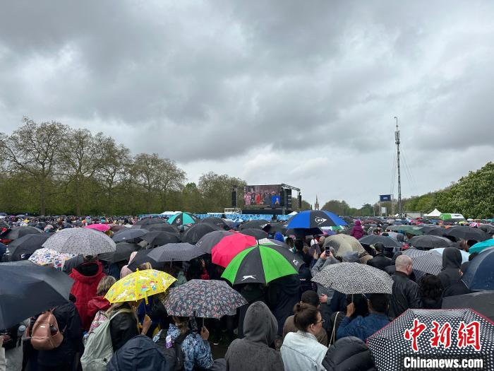 當地時間5月6日，英國國王查爾斯三世的加冕儀式舉行。民眾雨中觀看儀式?！W陽開宇 攝