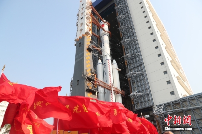 圖為轉(zhuǎn)運(yùn)現(xiàn)場。攝影 邱立軍 黃國暢