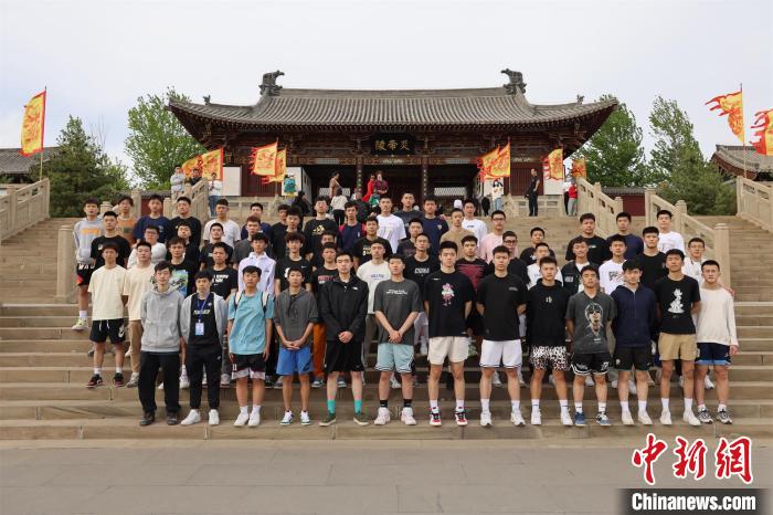 比賽結(jié)束后，兩岸學(xué)生參訪高平炎帝陵?！≈鬓k方供圖