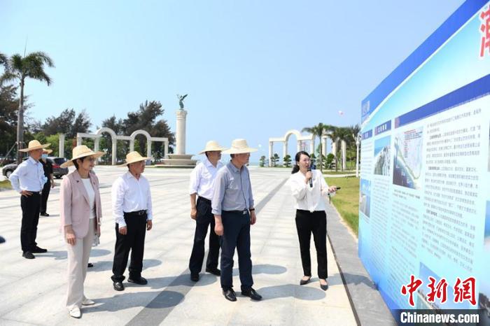 圖為蔡達(dá)峰一行了解北海銀灘景區(qū)改造提升工程情況。　林浩 攝