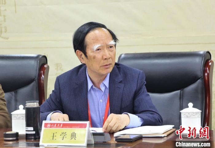 山東大學(xué)儒學(xué)高等研究院執(zhí)行院長、《文史哲》雜志主編王學(xué)典主持首場主題發(fā)言?！≮w曉 攝