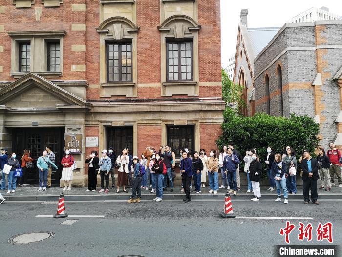 新階層人士走讀“外灘源”?！》队畋?攝