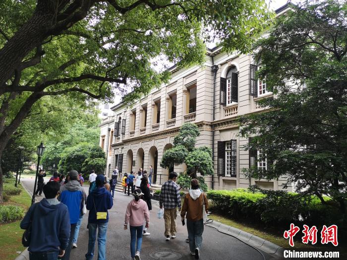 新階層人士參觀英國駐滬領(lǐng)事館?！》队畋?攝