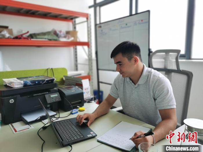 李浩宇正在辦公?！↑h田野 攝