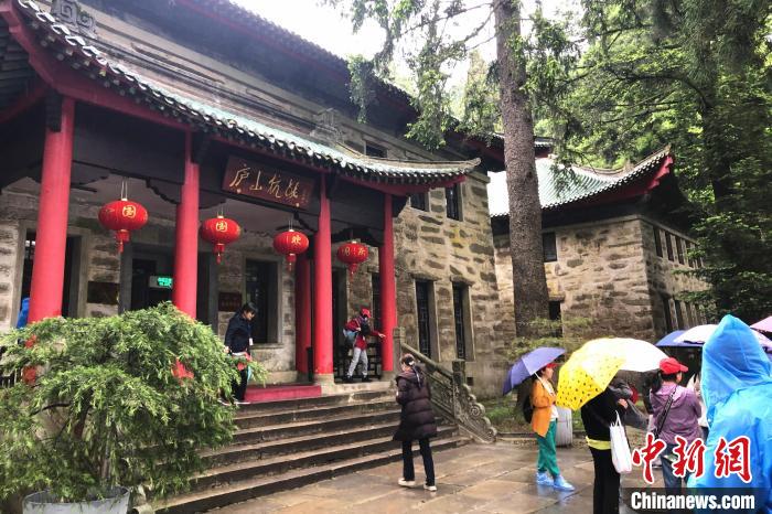圖為在廬山抗戰(zhàn)博物館外，有不少等待參觀的游客。　吳鵬泉 攝
