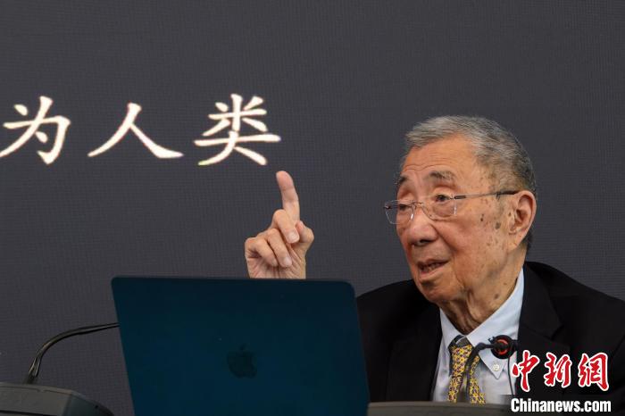 高能論壇上，丁肇中先生與現(xiàn)場(chǎng)聽(tīng)眾交流?！?lt;a target='_blank' href='/'><p  align=