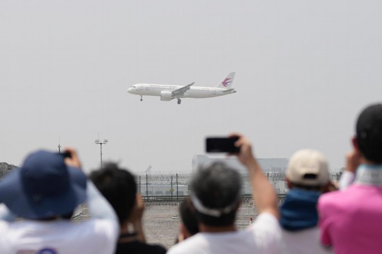 5月28日，C919首個(gè)商業(yè)航班東航MU9191飛抵北京首都國(guó)際機(jī)場(chǎng)。新華社記者鞠煥宗攝