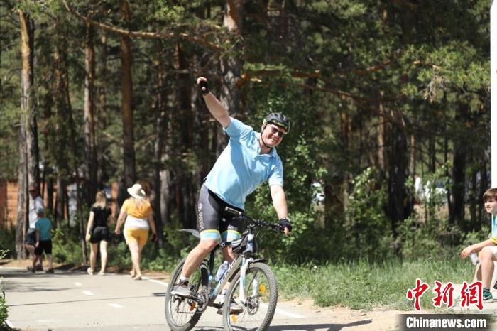 當?shù)貢r間4日，哈外交部副部長羅曼·瓦西連科在騎行活動中?！喰琶貢幑﹫D