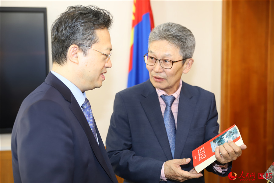 其米德策耶（右一）向李峙介紹翻譯成果。人民網(wǎng)記者 霍文攝
