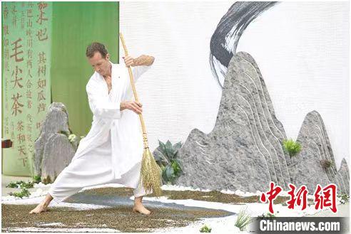 圖為《信陽毛尖·茶舞》沉浸式藝術(shù)表演?！⌒抨柺形麄鞑抗﹫D