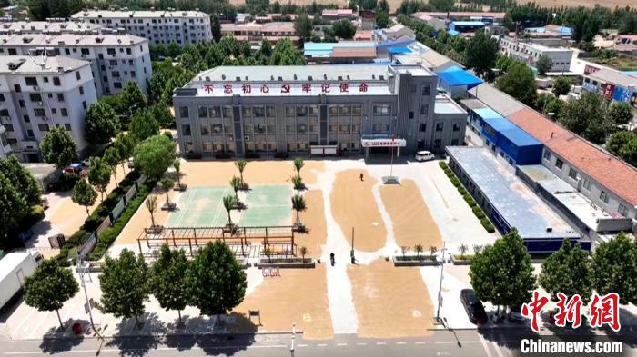 德州陵城區(qū)開放1297處鎮(zhèn)村公共場地，緩解農民曬糧難題?！×瓿菂^(qū)委宣傳部供圖