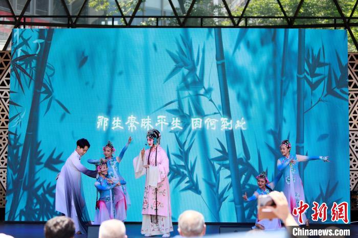 開幕式上舞臺(tái)展演之一《水舞昆韻》。