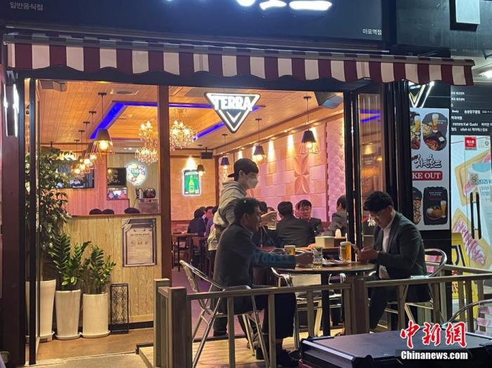 資料圖：韓國首爾市民在餐館用餐。 <a target='_blank' href='/' _fcksavedurl='/'><p  align=