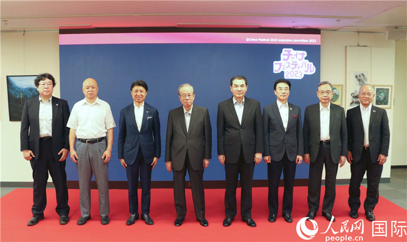 主辦方代表合影。人民網(wǎng) 許可攝