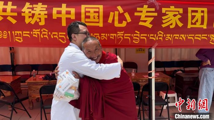 西藏自治區(qū)昌都市左貢縣田妥鎮(zhèn)義診點，一位僧人對北京京煤集團總醫(yī)院呼吸科主任醫(yī)師陳亮表示感謝。　曹旭帆 攝