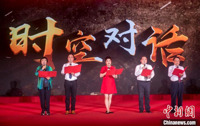 陶侃與陳望道之孫陳曉帆、顏福慶之孫顏志淵、榮毅仁侄女榮智豐深情朗誦《與統(tǒng)戰(zhàn)先輩的時(shí)空對(duì)話》?！堦?攝