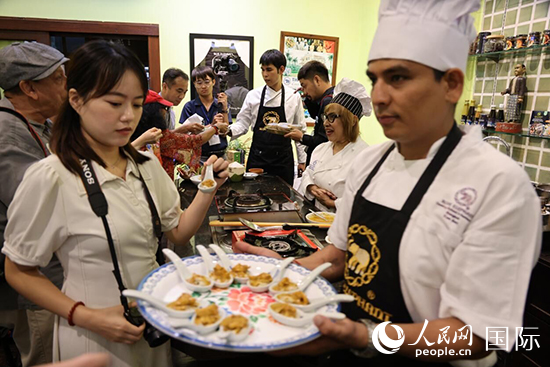 7月19日，參加美食活動的多國代表品嘗泰式傳統(tǒng)美食。人民網(wǎng)記者 張矜若攝